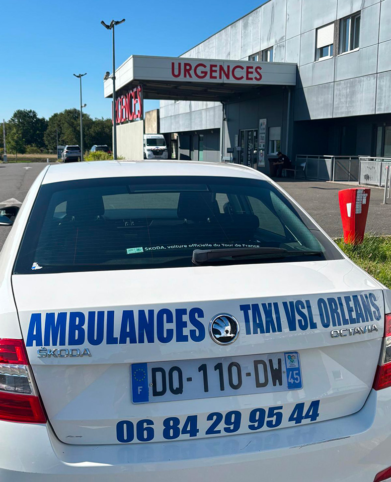Ambulance conventionnée CPAM à Orléans avec ambulancier aidant un patient sur brancard